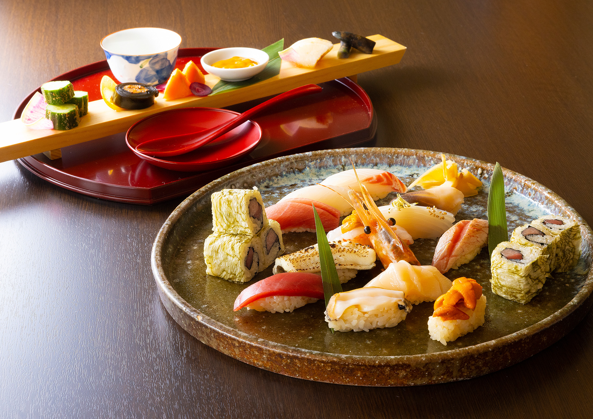 「鮨 NAKATA」 是以在世界三大漁場之一的三陸沖為中心，取自各地不同季節的海鲜。料理人精心制作出的手握壽司。